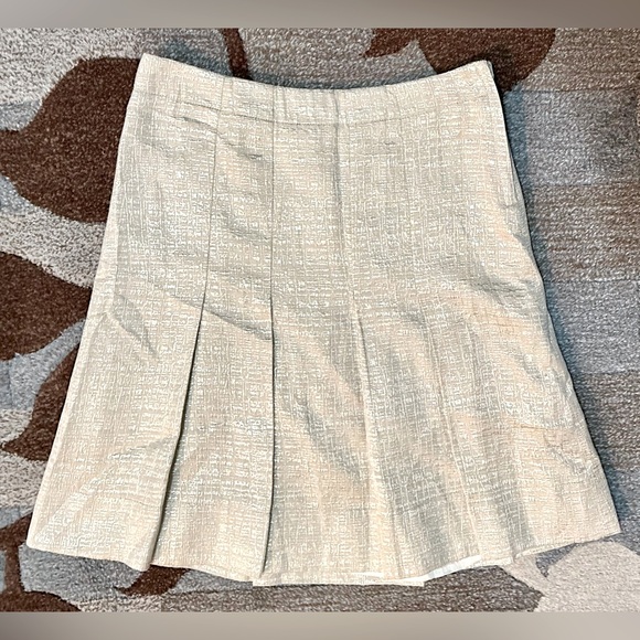 Club Monaco Dropped Pleated A-line Skirt in Crosshatch Pearlized Brocade. - Picture 2 of 6